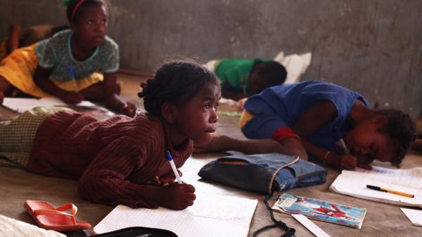 Photo de jeunes filles écrivant au sol