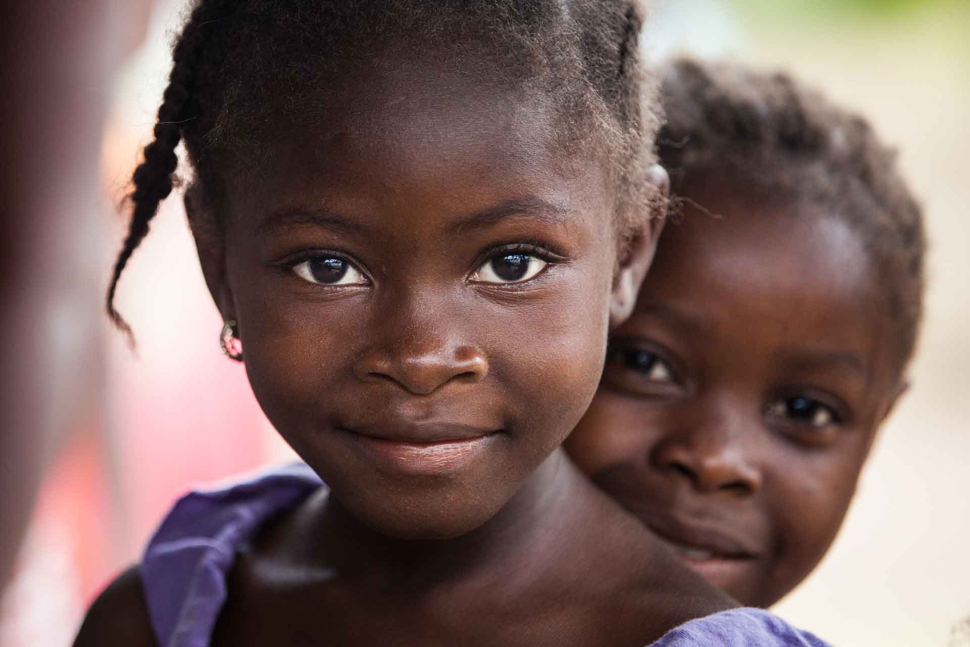 jeunes filles africaines souriantes