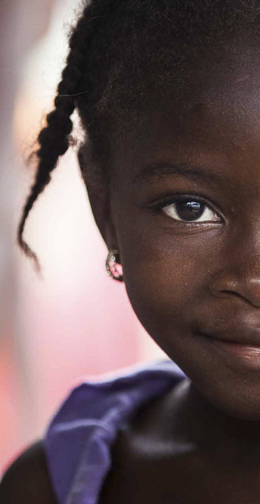 jeune fille africaine souriante