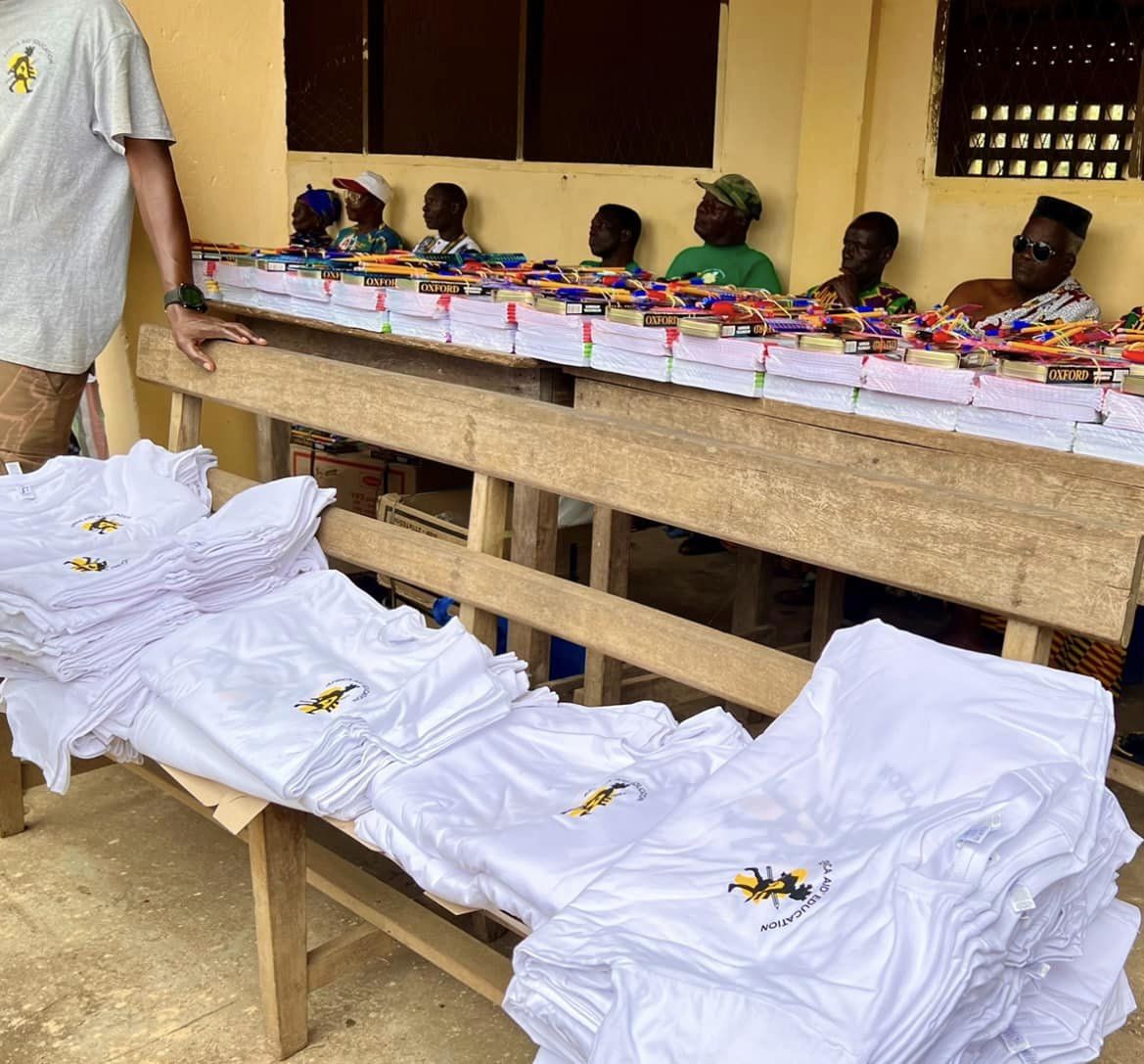 Photo des nouveaux uniformes reçus pour la nouvelle rentrée scoalire