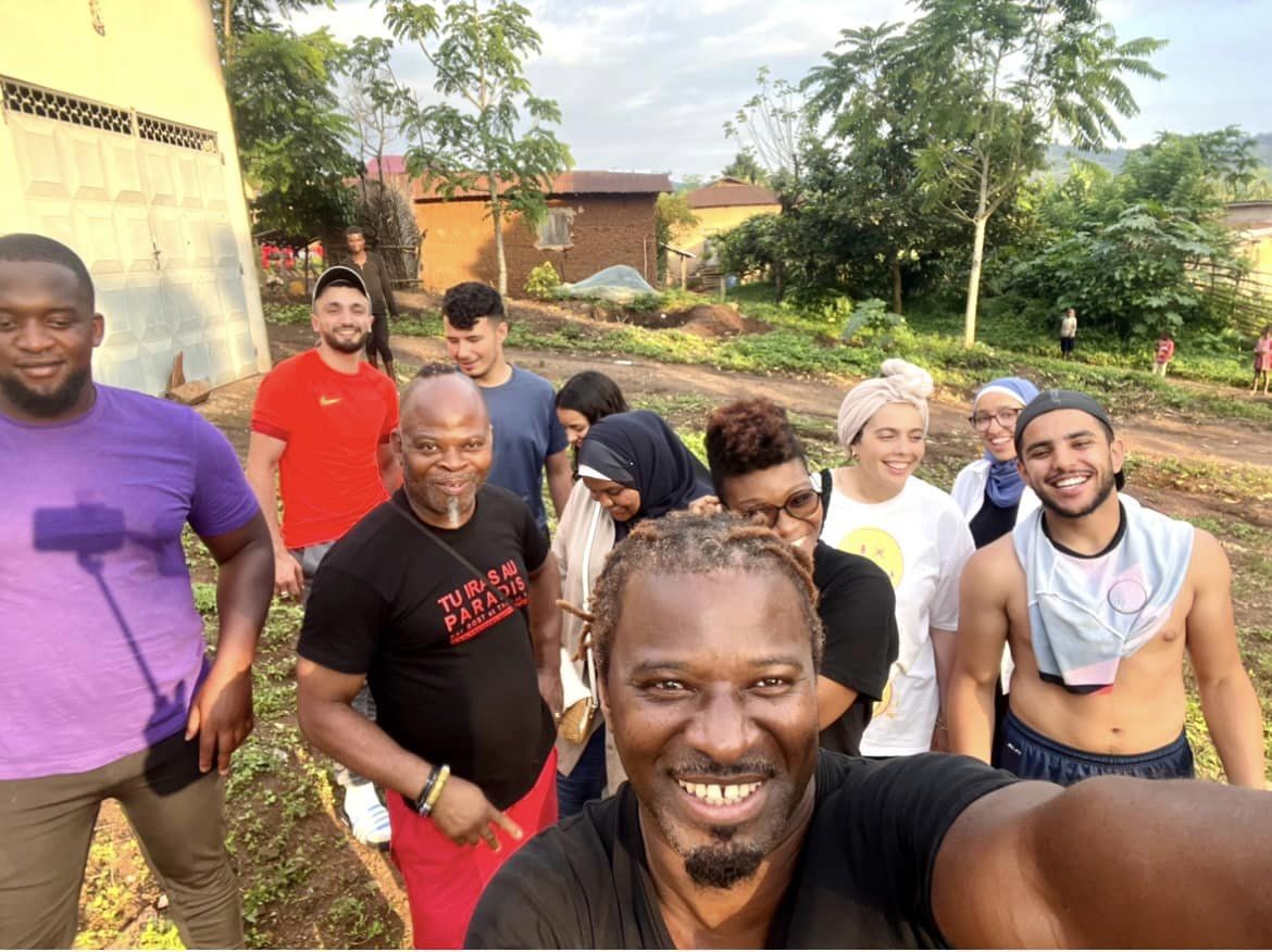 Photo de groupe lors de la rénovation du collège de Kuma Adamé